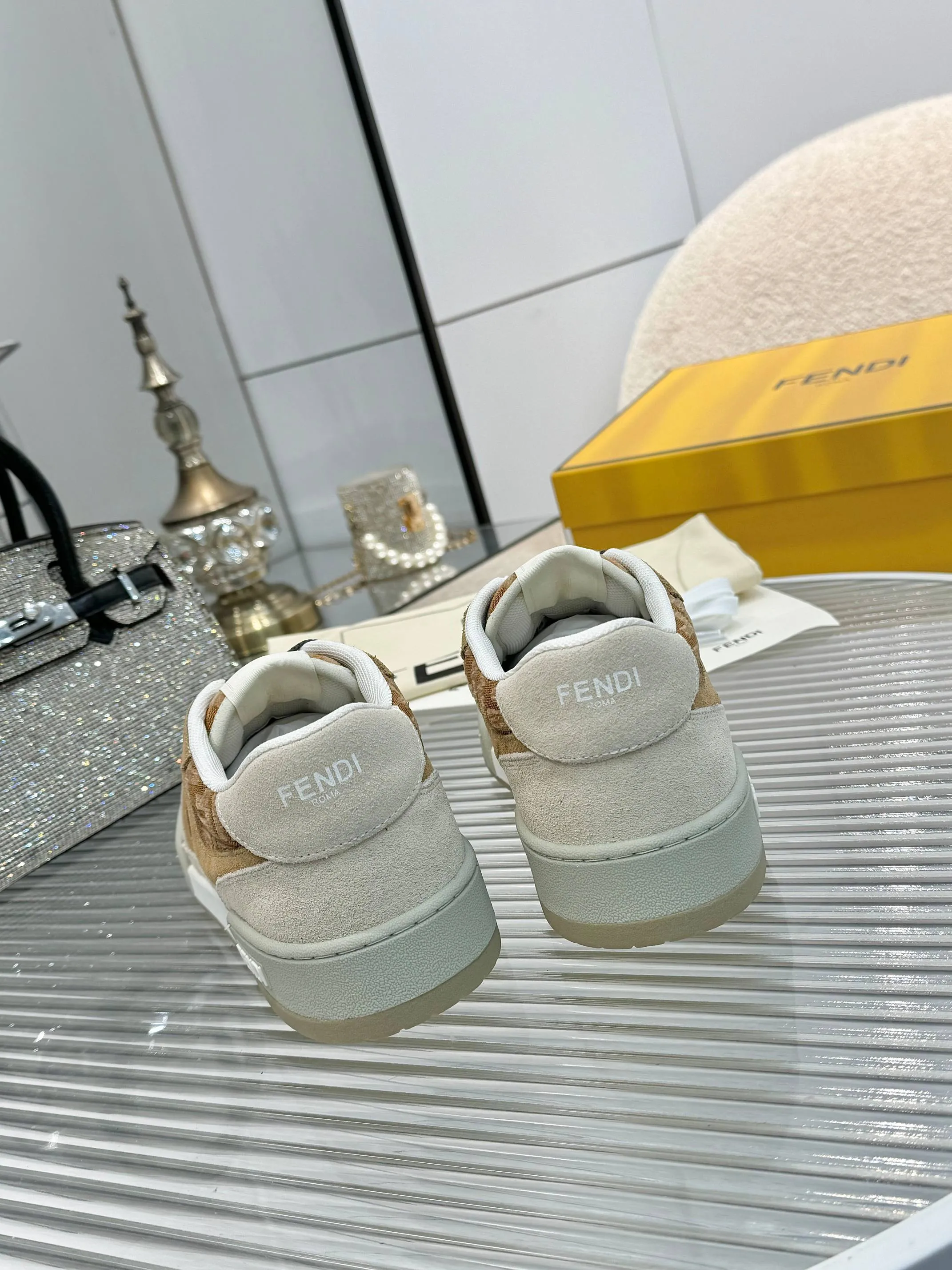 p620🐮🐮New❤Top super A version💯 Fendi Fendi 2025 New Year's King Explosive Style🔥 Many💑stars have the same style FD match. Original purchase for RMB14440. One to one replica. Designer Kim Jones's first sneaker fendi match and Donkey brand Trainer basketball sneakers, fresh blood injection and FF retro design It combines fashion and super comfort. [Wise] Whoever doesn’t grab it will regret it [There are many shoe uppers on the market with different color matching and cut corners in workmanship. The color matching and craftsmanship of my shoe upper are absolutely the same as the genuine products at the counter. Welcome to compare. Feet: Mesh injection molding pads 🎯 Soles: Please look for the original molded multi-color TPU outsole (❌ non-rubber sole) 🎯 Size: Female 35-41 Male 38-45 🎯 Packaging: Original 1:1 matching high-end packaging 🎁